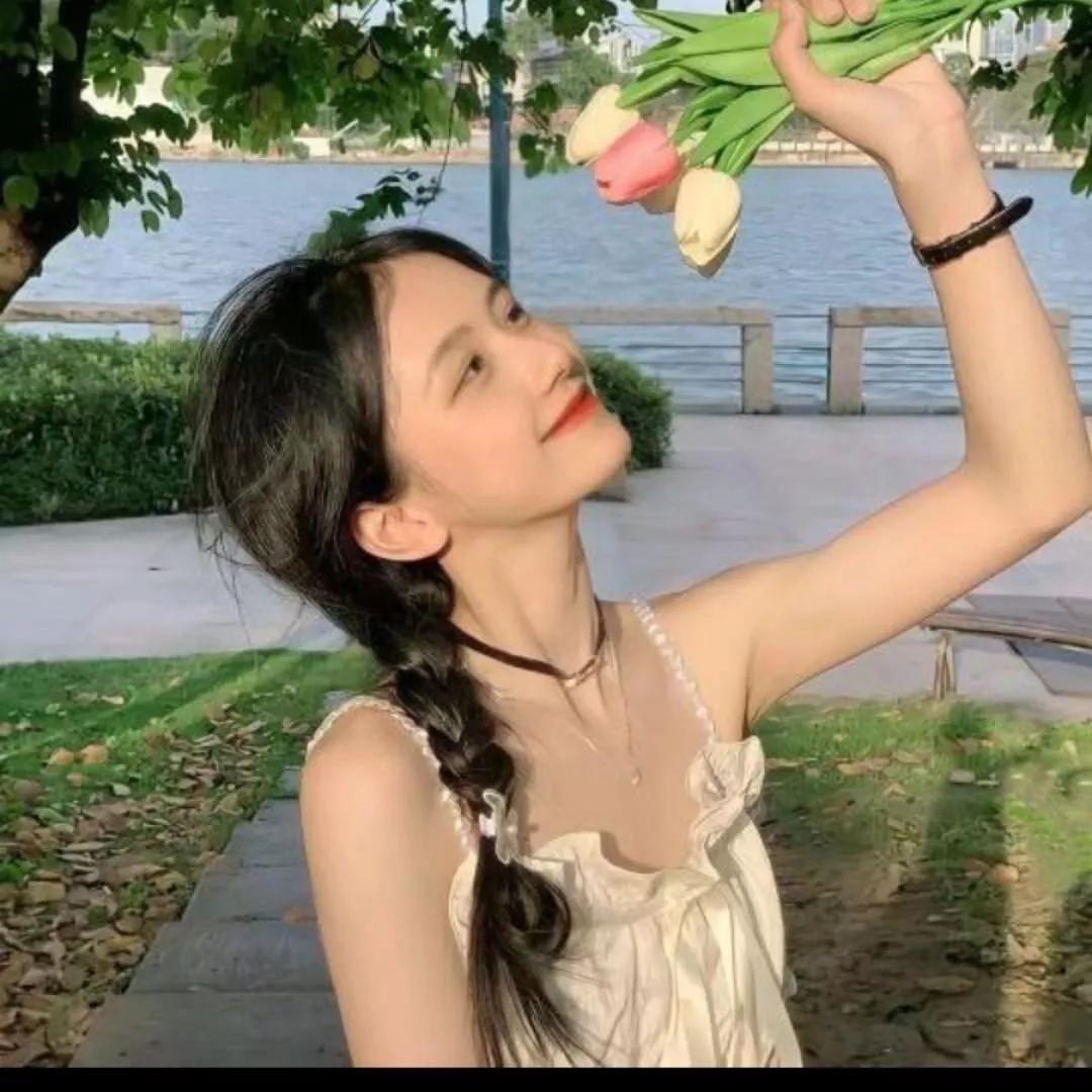 春日花开时，愿你笑颜常开。春日笑容 仍然笑靥如花 我笑靥如花 春天花开的文案 花