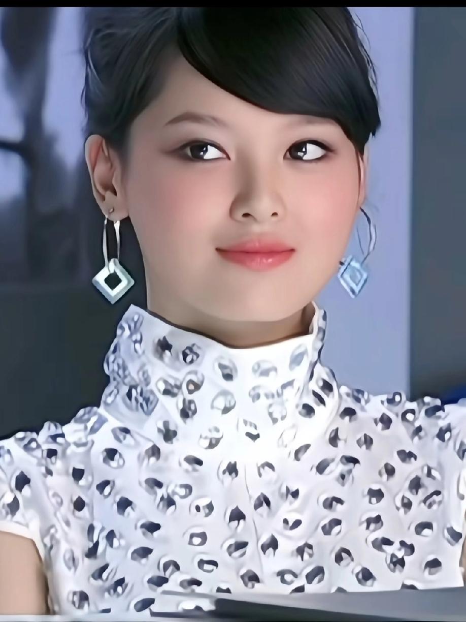 21岁的 撞脸感和反差感太绝了——封面看成崔秀英，又像宽脸版杨超越，眼睛凌厉如文