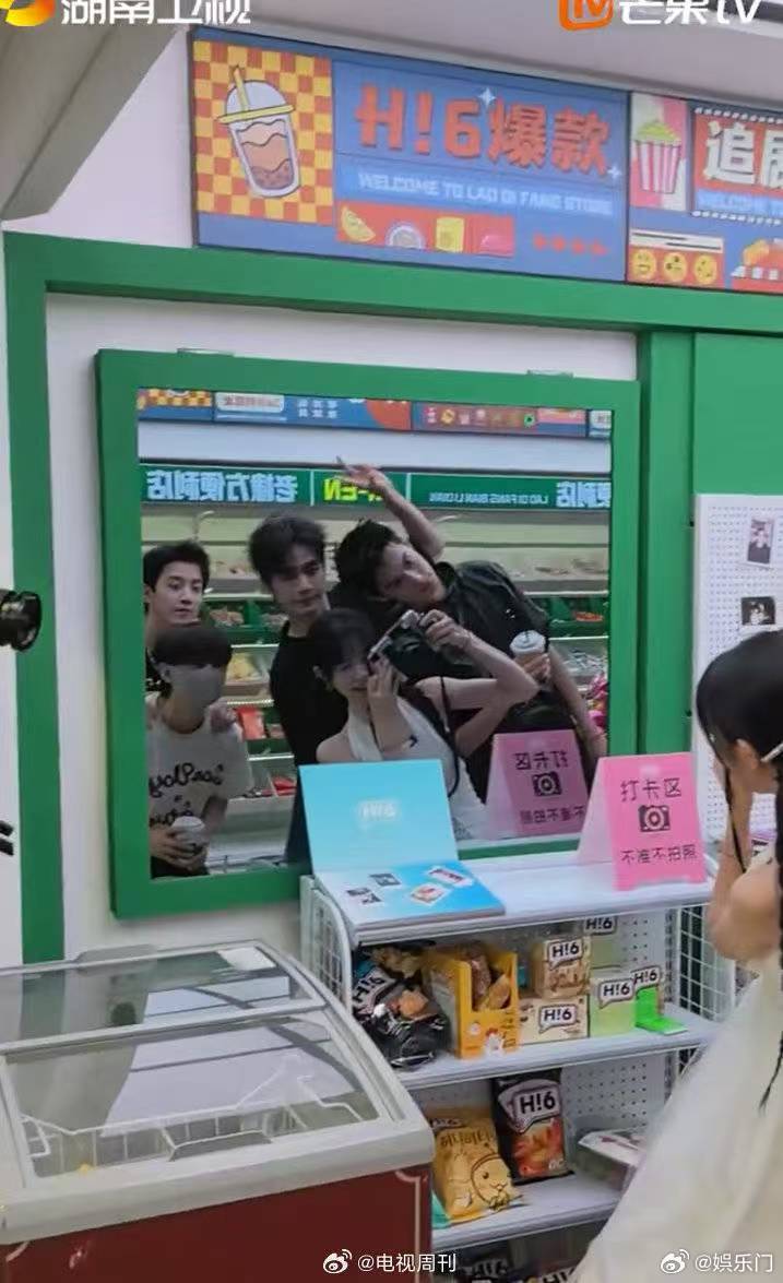 大奉打更人全员hi6老棣方团建合照   你好星期六  瞧瞧这老棣方便利店的团建，