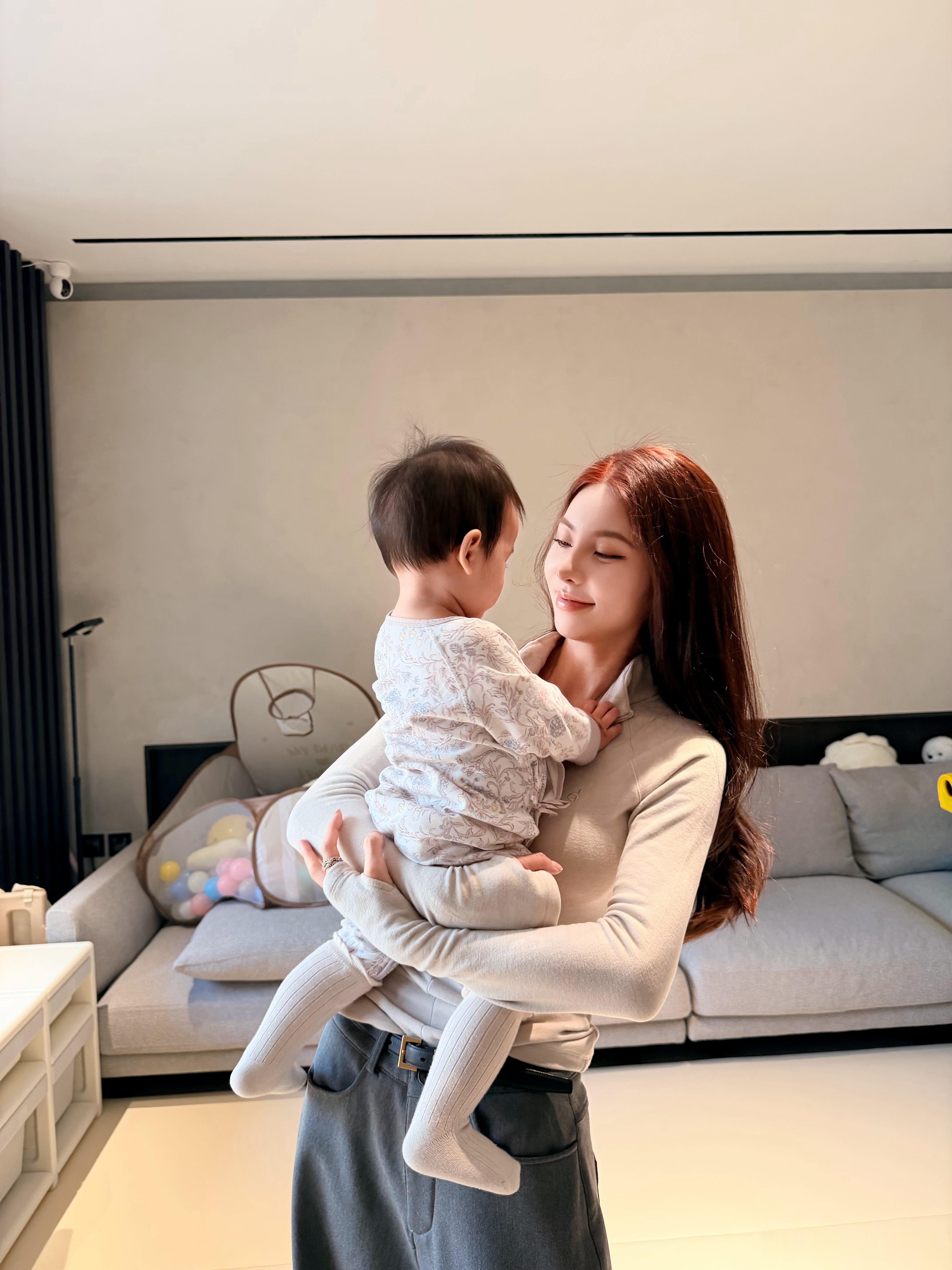 去年今日 此刻已经开始阵痛时间很快 你从呱呱坠地到咿呀学语 如今已经可以自己走路