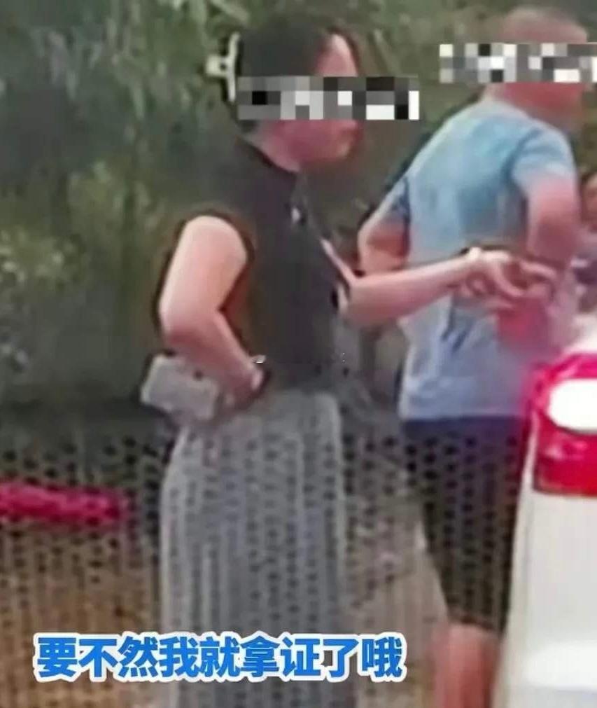 目前亮证姐的风头已经盖过释永信了，大家关注的不是“她不是谁”而是“她是谁”，奇怪