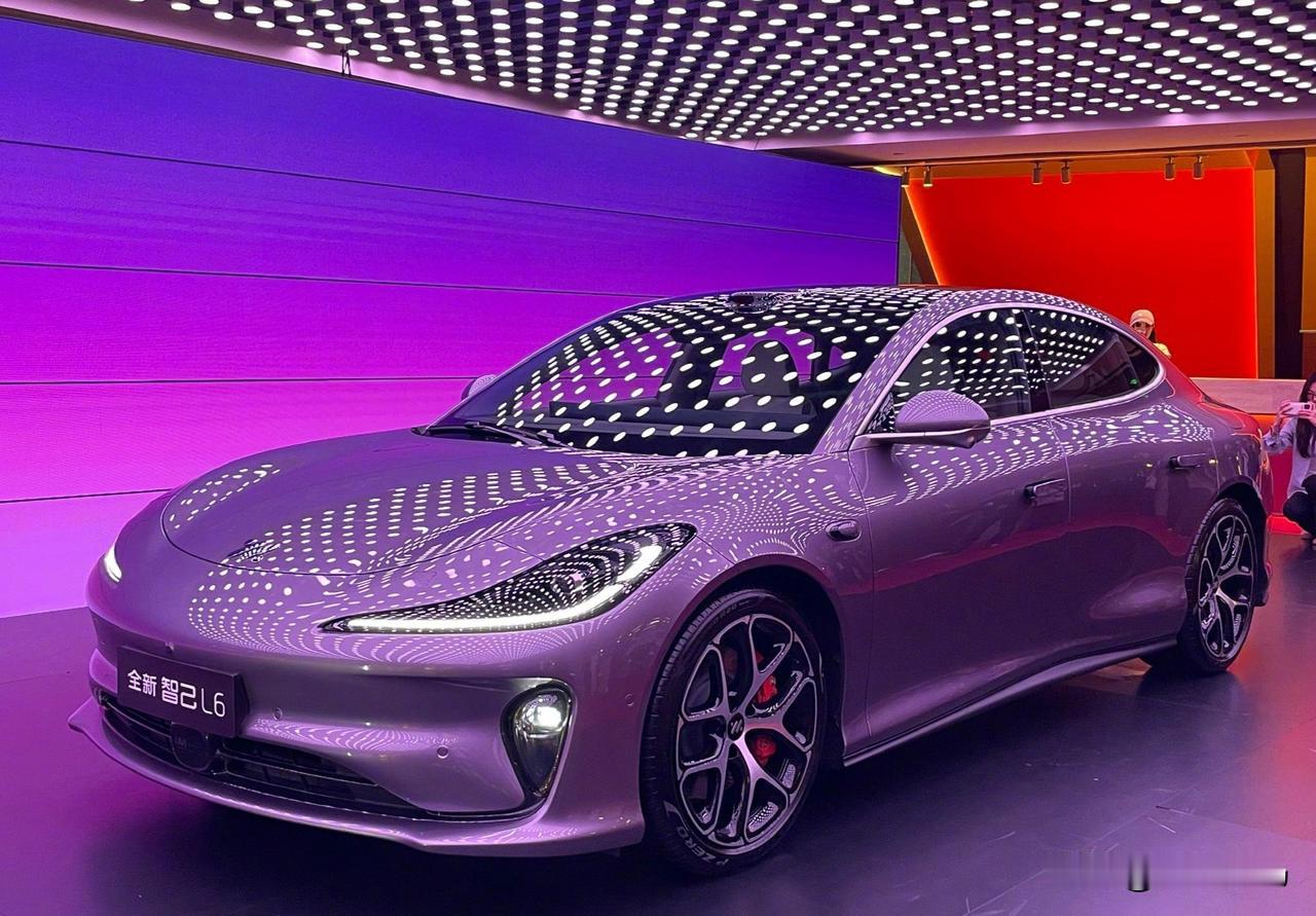 公司的周工程师今年犯了个“众怒”——放着亲戚的燃油车不借，偏要开新买的智己跑春运