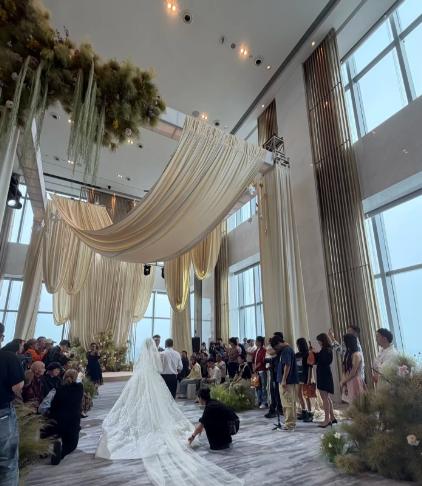 湖北一姑娘结婚，没要男方一分彩礼。爸妈陪嫁一辆400万的车，外加600万现金。婚