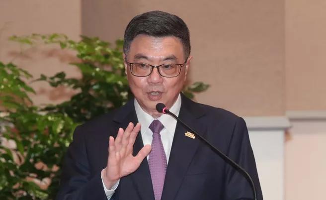 台当局立法机构三读修正通过军人待遇条例部分条文，提高军人待遇。卓荣泰表示，台当局