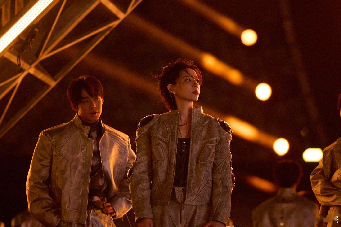 李斯丹妮风格大变 觉得风格这一块还是有点过于帅气， 李斯丹妮新风格太让人惊喜了，