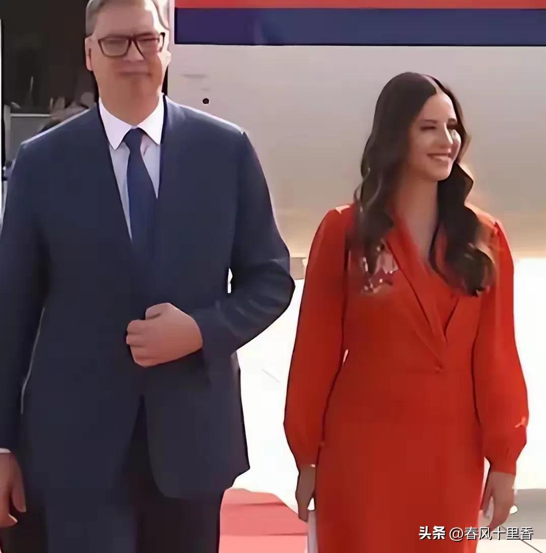 乐赞中国网友为武契奇取外号“577”。5月24日，正在访华的武契奇来到八达岭长城
