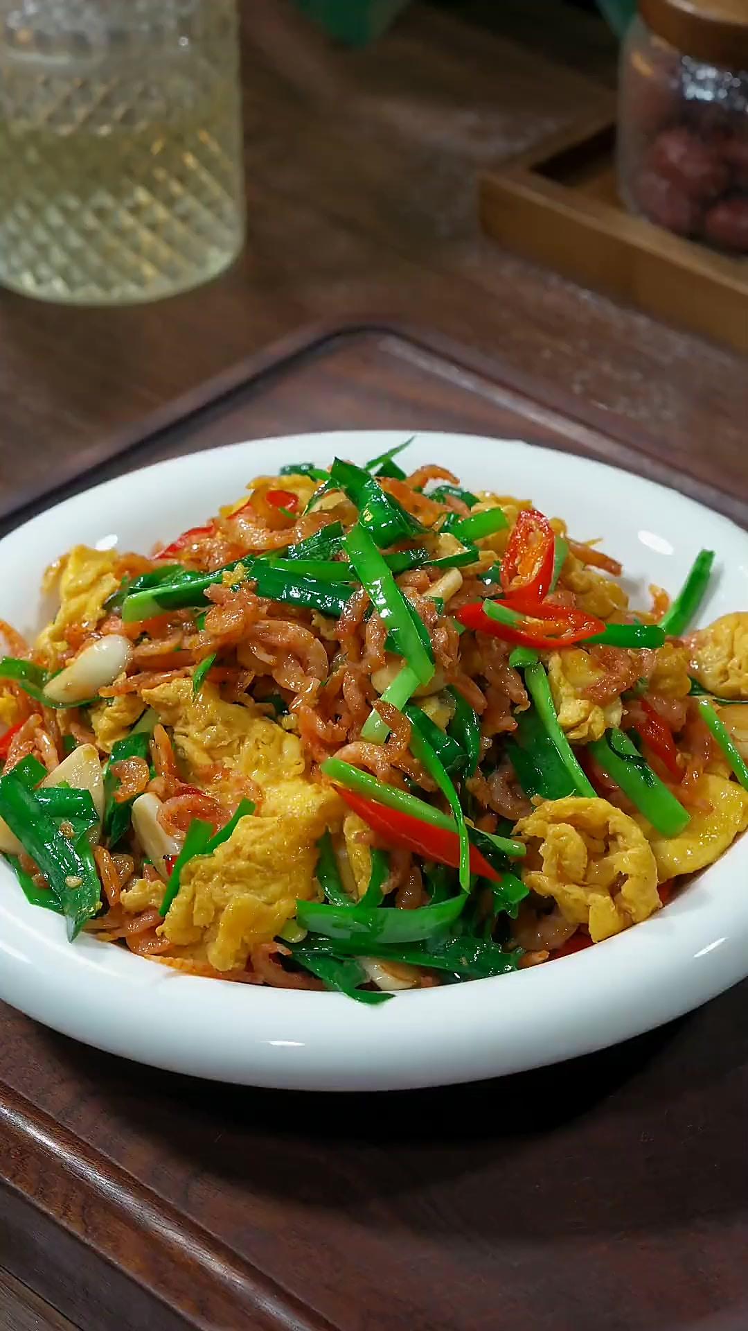 春节多热闹，家家户户放鞭炮。
门上春联多喜庆，灯笼红红吉祥照。
团圆家宴多幸福，