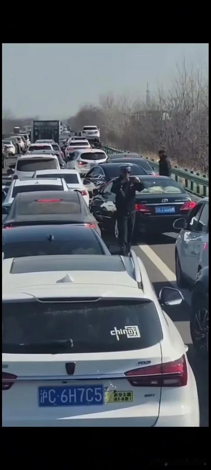 安徽高速返程路上堵塞严重，汽车占用应急车道，他们的交警是这么操作的！一个一个占用