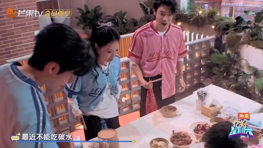 万妮达 我在戒碳水你好星期六 万妮达太可爱啦！为演唱会努力戒碳水，节目里一桌碳水