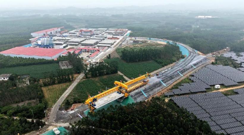 合湛高铁：全线首榀箱梁架设成功
2026年5月15日，随着一榀重达760吨的混凝