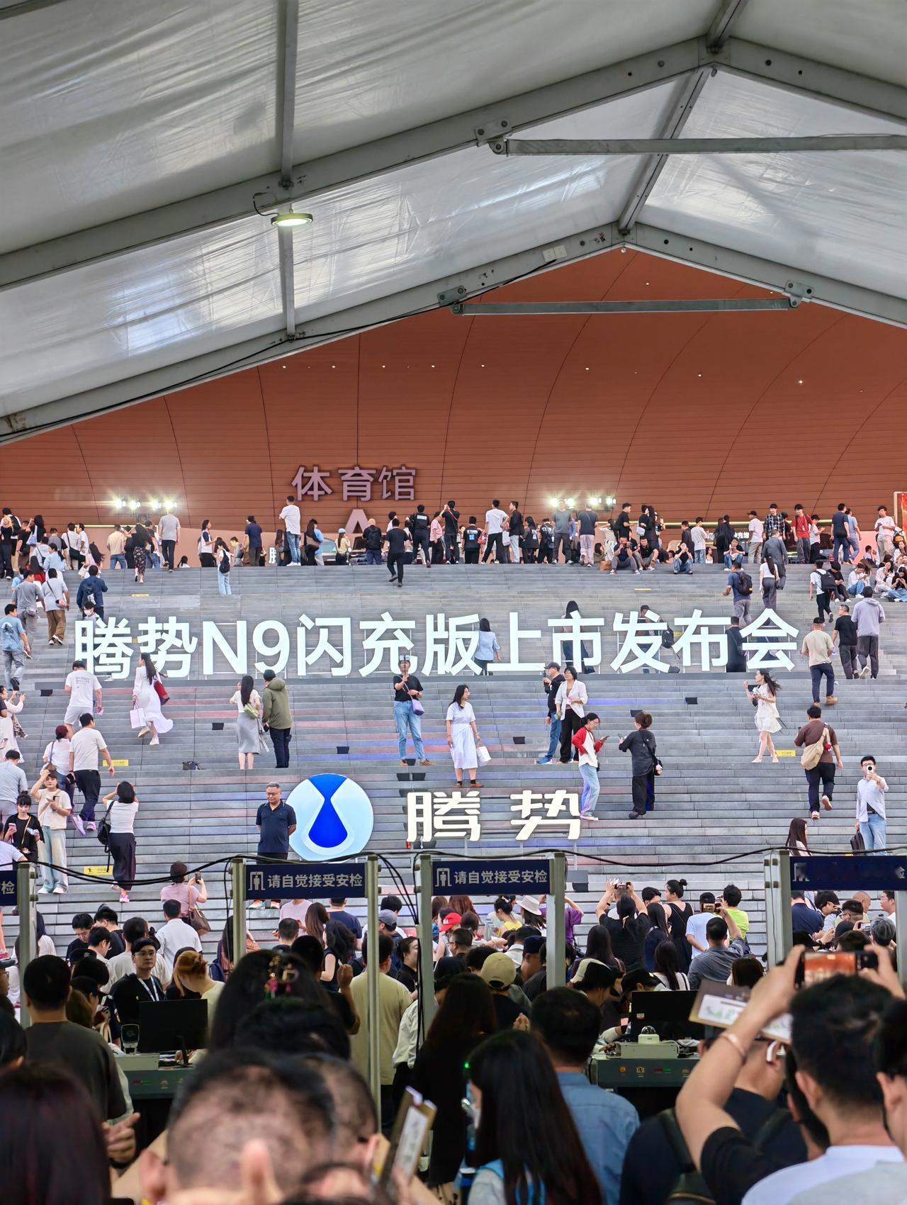 腾势N9闪充版发布会是总经理李慧主讲，开场提到了腾势品牌第50万辆汽车下线，而且