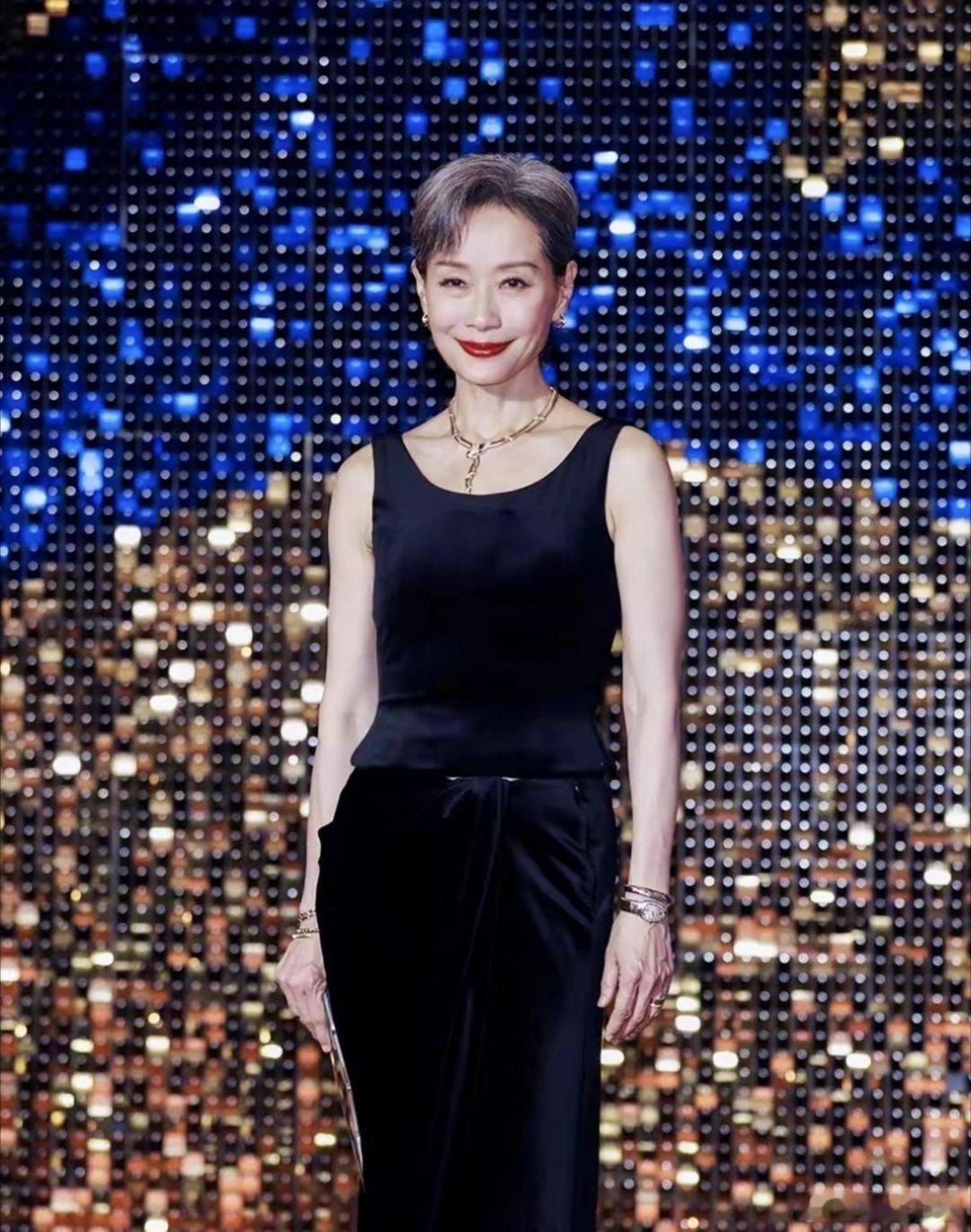 叶童出席电影之夜红毯，穿黑色套裙，62岁优雅自信气场全开好美 ​​​