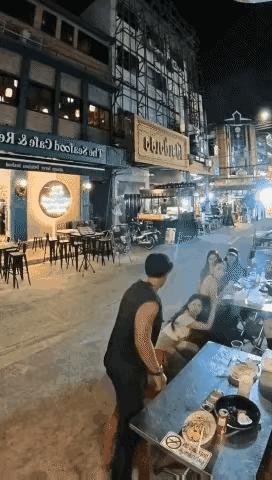 看上去是三女打一男，实际上有可能是四男互殴

泰国芭提雅这片地方有来自世界各地的