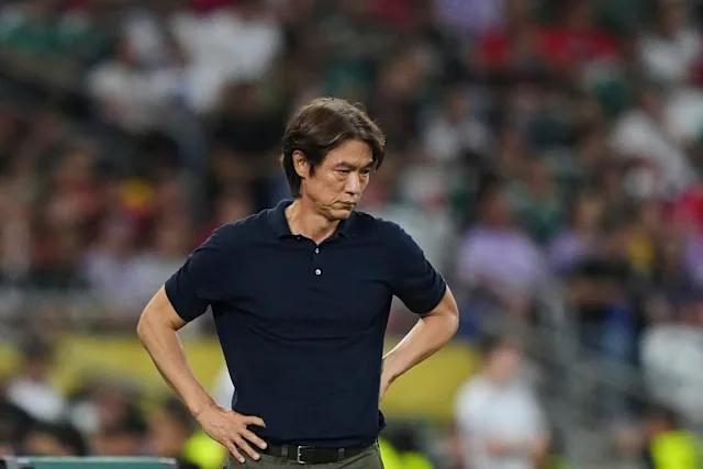 在韩国队确认无缘2026年世界杯淘汰赛不到24小时后，主教练洪明甫于周日宣布辞职