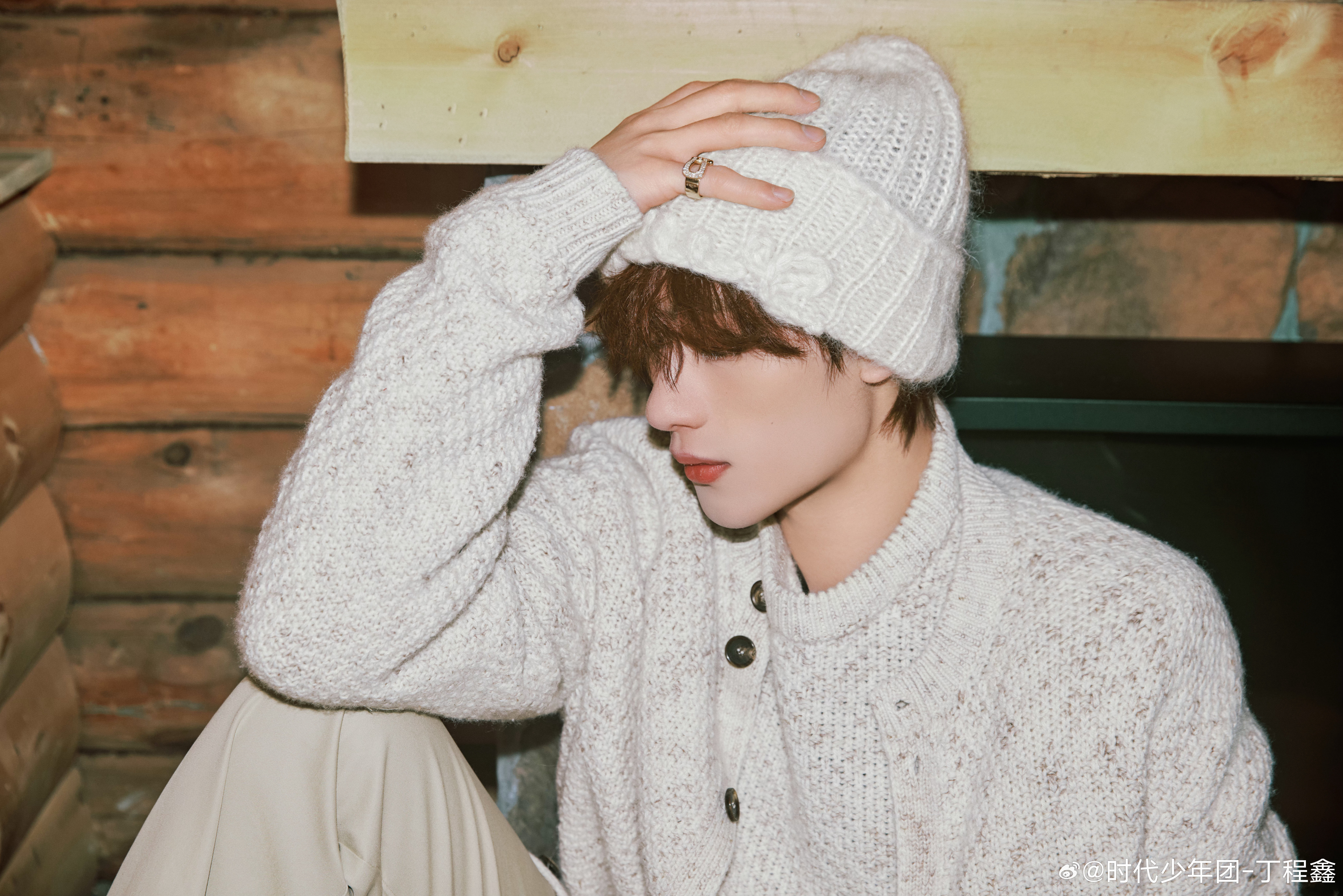 毛茸茸的丁程鑫  毛茸茸的丁程鑫，白色毛线帽和白色针织衫一套穿下来我的crush