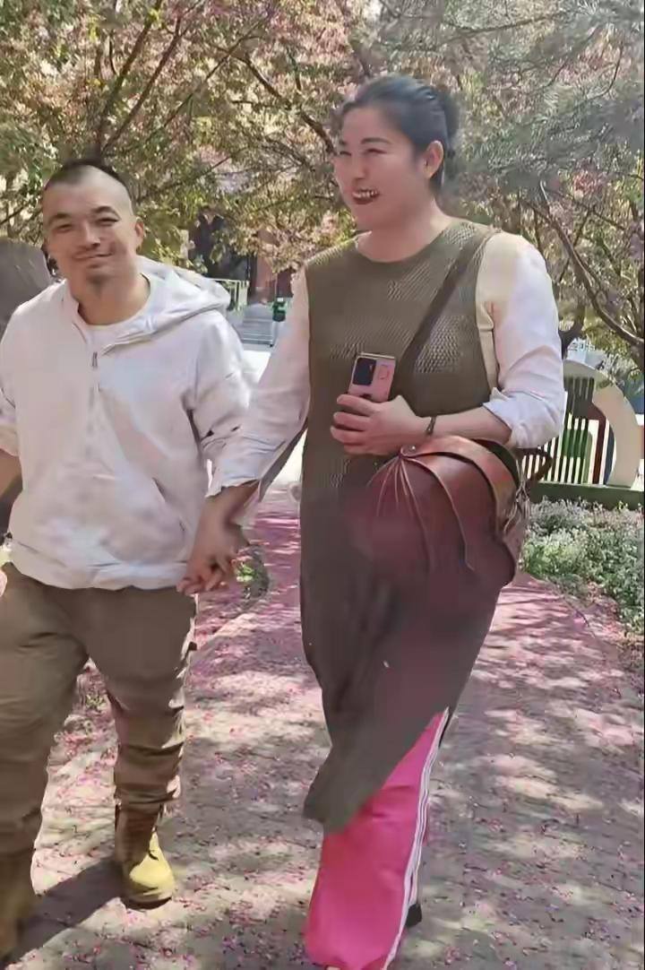 看到一张于娜和她先生的照片，看于娜笑得那么开心，我想她与先生的感情一定很好吧，只