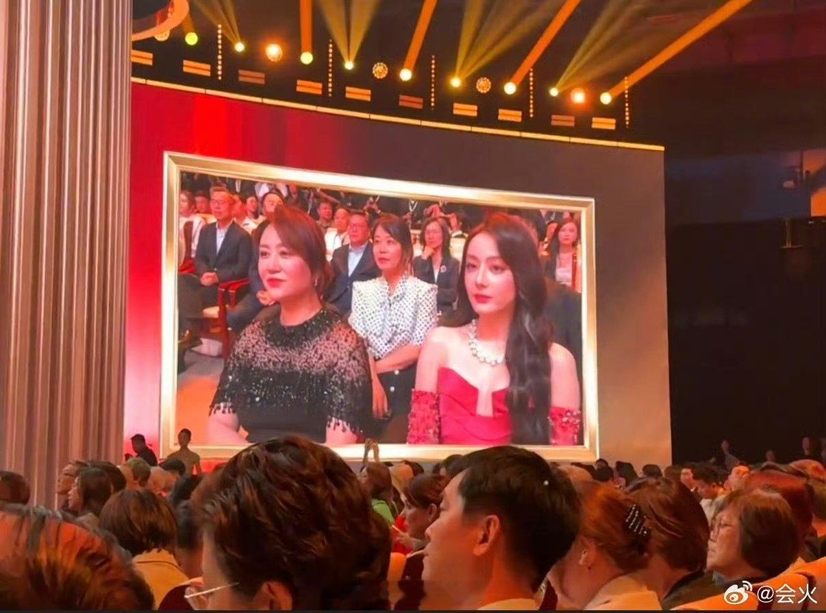 迪丽热巴圈内待遇迪丽热巴和马丽坐一起前排紧挨马丽，业内认可度一目了然 
