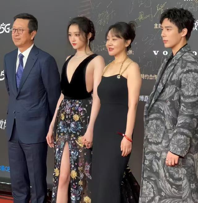 普通人捂得严严实实，明星网红反倒拼命露，差别一目了然
普通人裹得严严实实，女明星