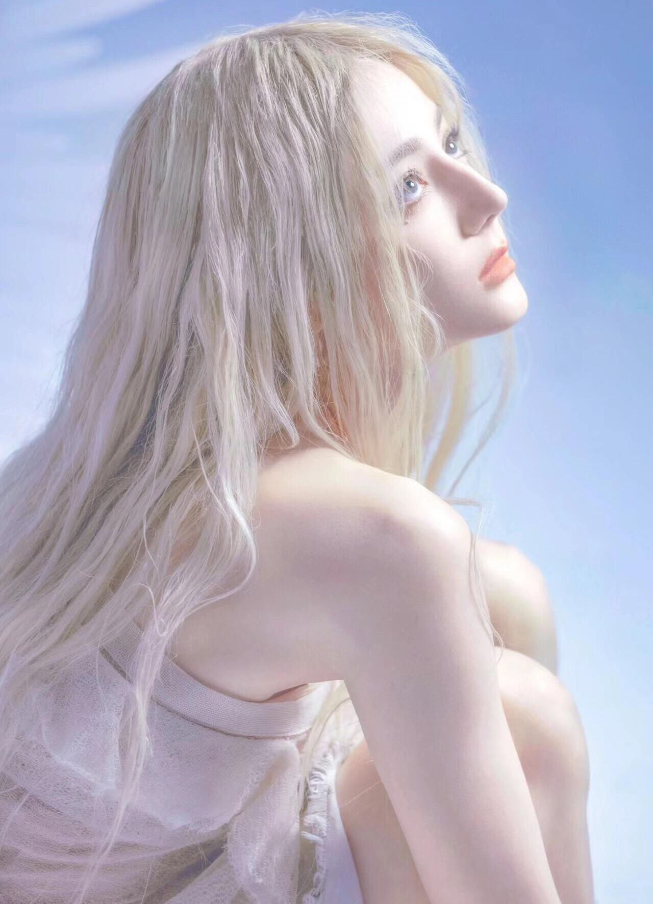 现在想想挺理解迪丽热巴粉丝在《枭起青壤》剧播期间一直夸她美貌的，因为根本就控制不