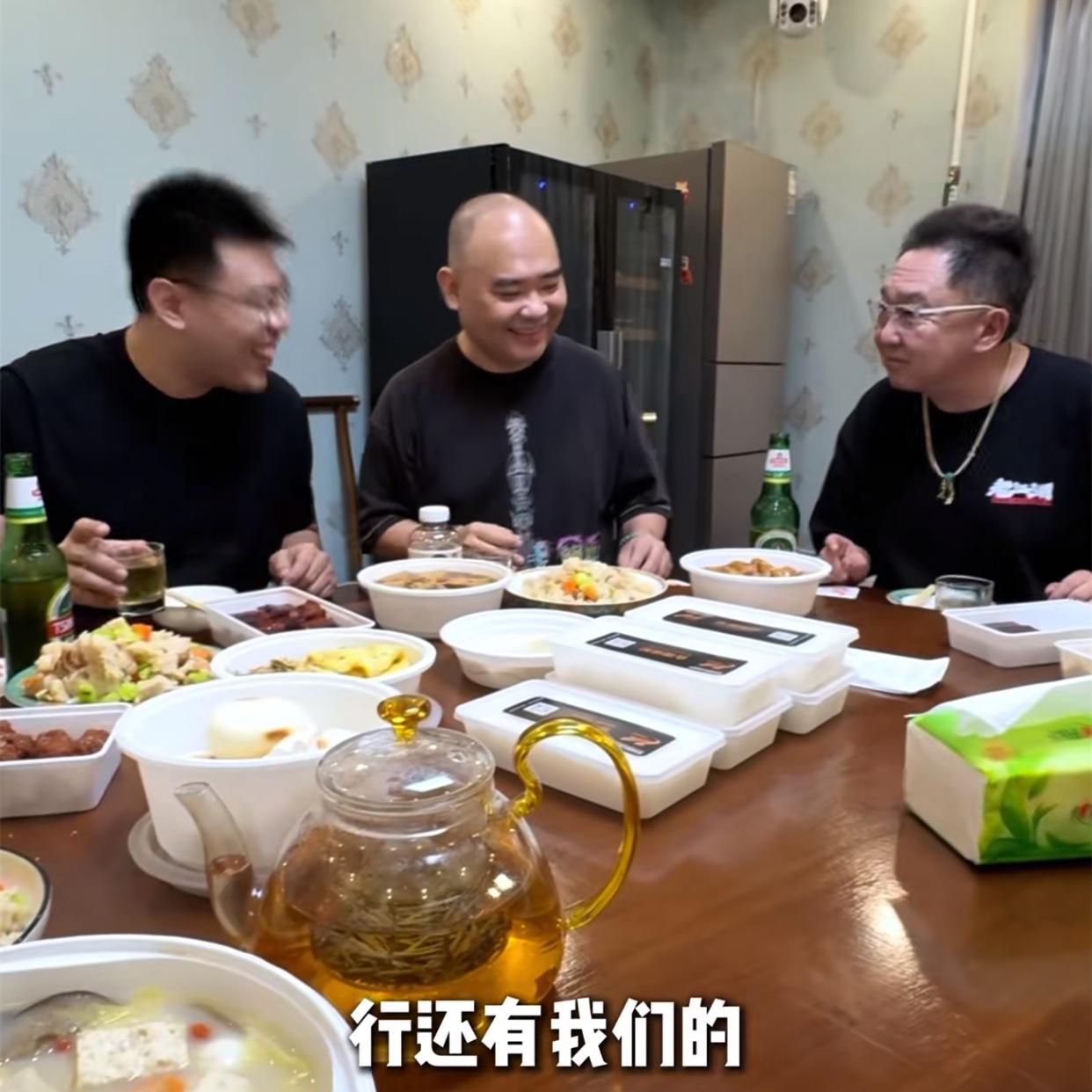 于谦劝酒是真有招，声东击西给侯震倒满杯，于谦倒酒不仅手速快还稳还准！于谦铺子连续