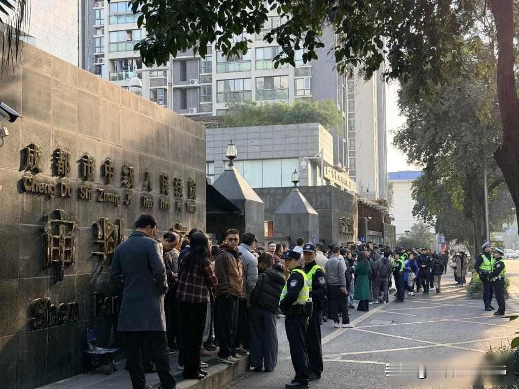 她敲门时没人拦，刀出鞘时没人挡，社区静得像没出过事

2023年8月，梁某某第一