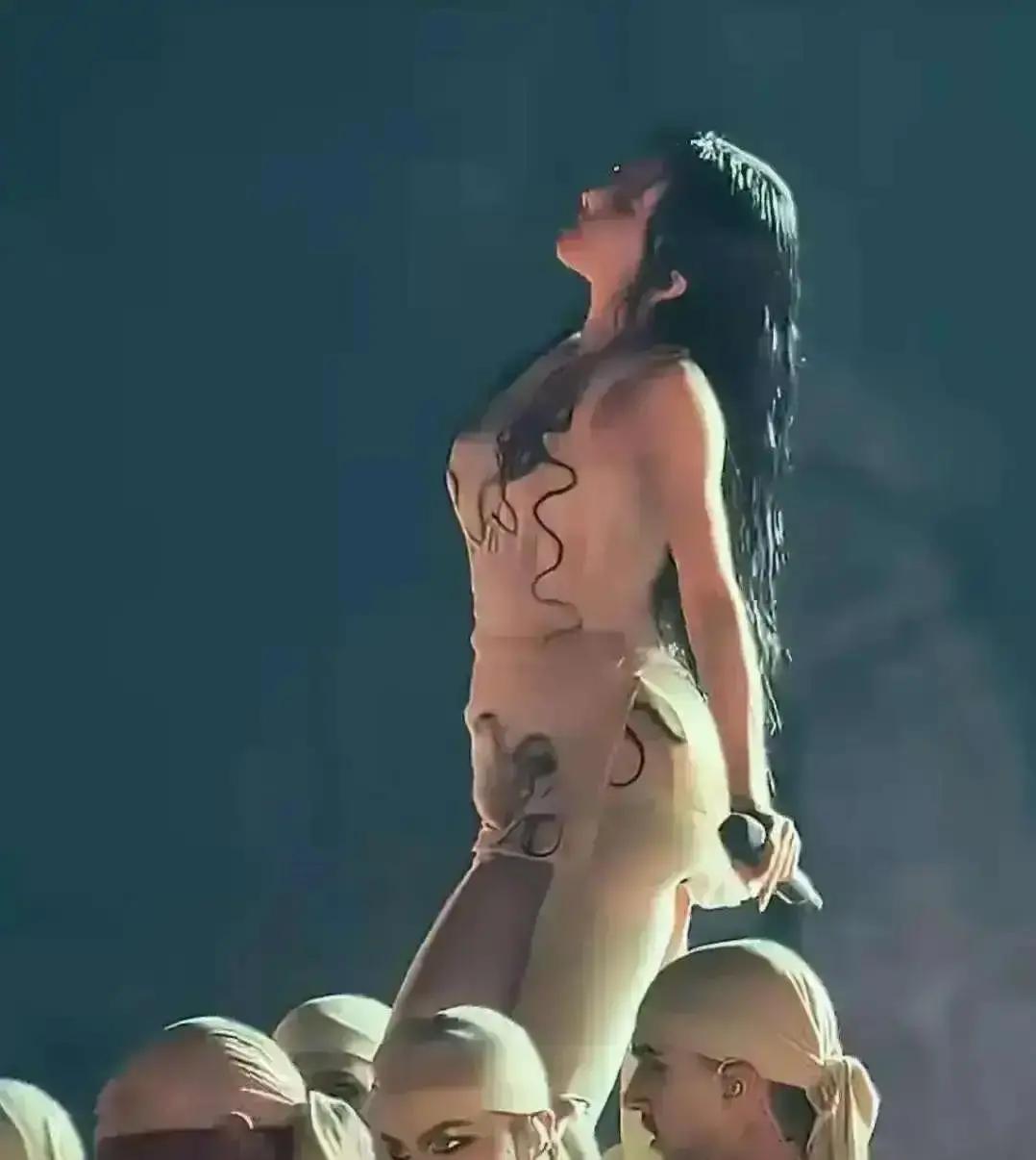 45岁大姐在演唱会高空直坠三秒稳稳落地，全场尖叫。
她练了整整半年，每天四小时吊