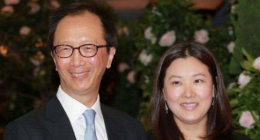 2019年，67岁的梁锦松已经有三个孩子，但为了让妻子伏明霞顺利生4胎，梁锦松斥