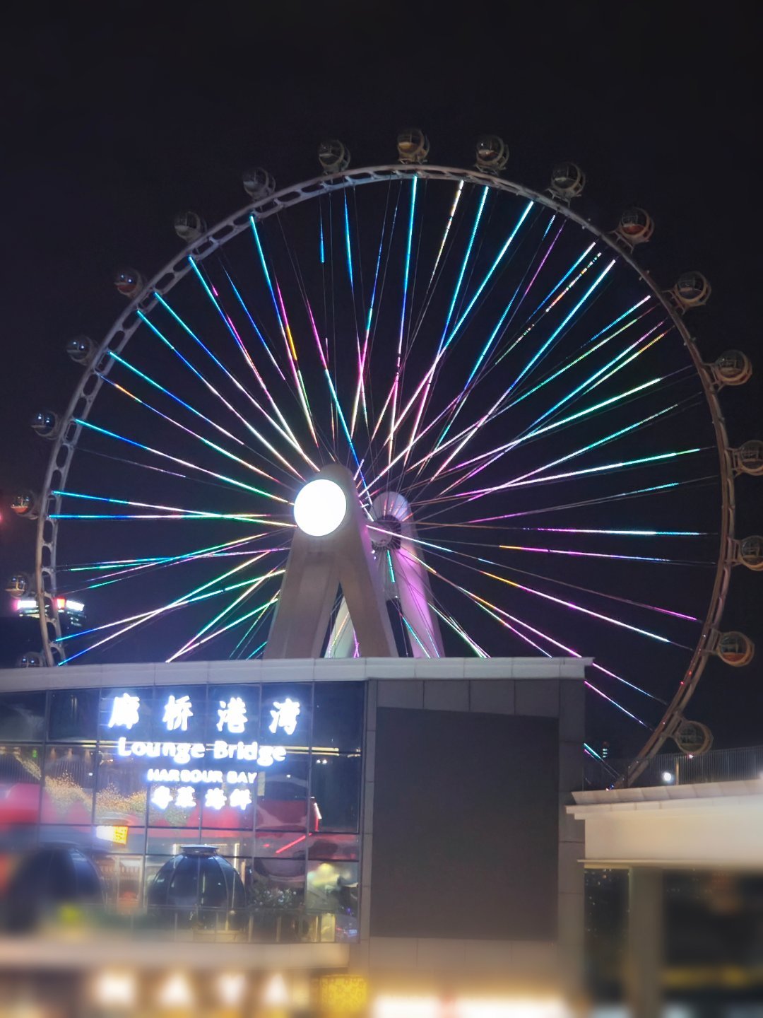 夜色下的摩天轮。 深圳·宝安中心区