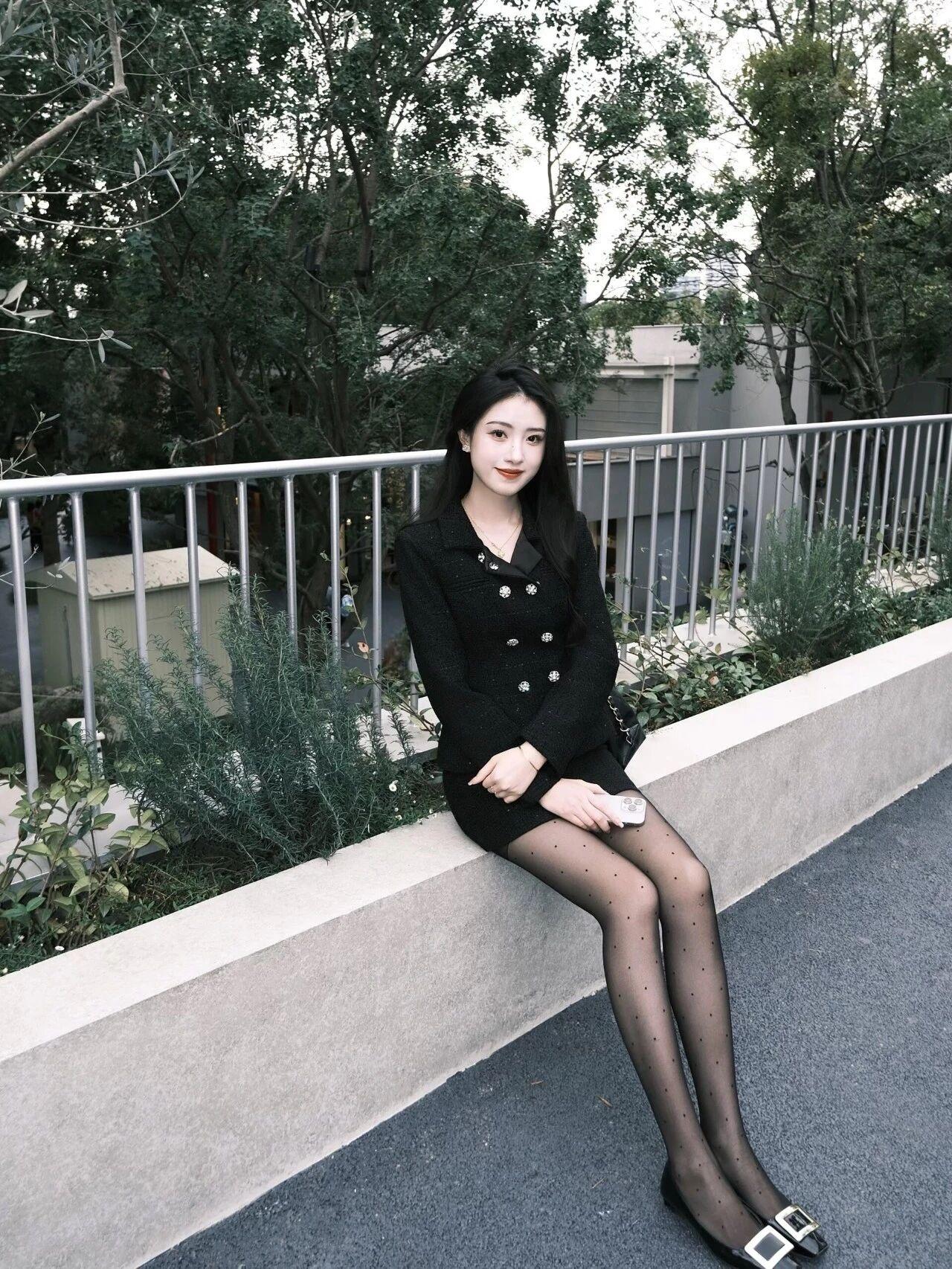 小香风套装搭配，波点黑丝尽显优雅
小香风套装好典雅，短外套配同色系短裙，双排珍珠