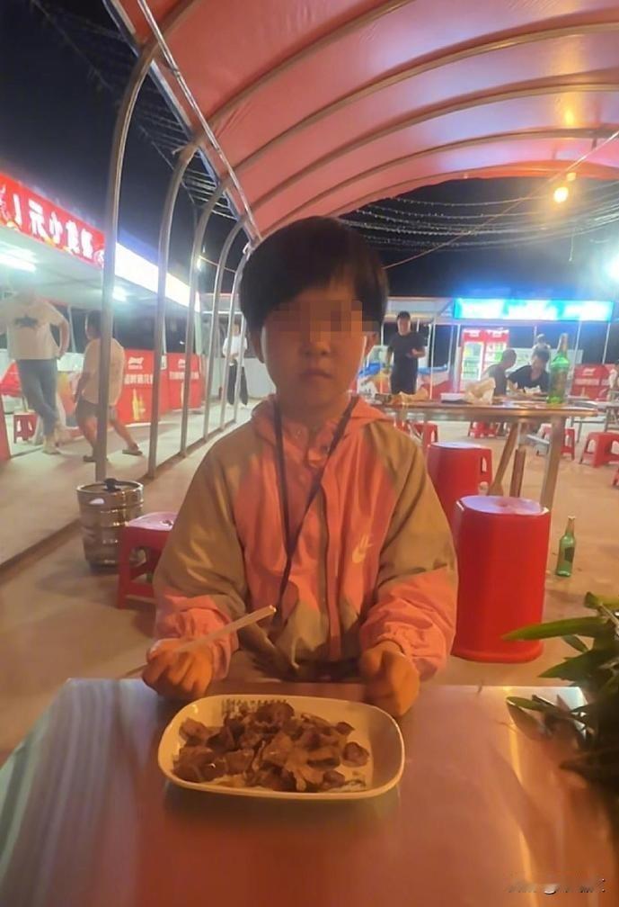 13岁卖鸭蛋女孩骚扰传闻澄清！深夜摆摊是救急，母女俩硬扛生活超励志
 
鹤岗13