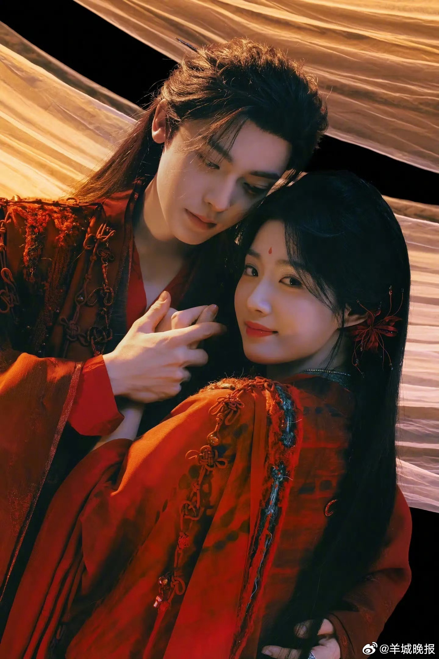 【分享那些鲜艳如火的中式嫁衣】美好的爱情总是平凡中带着轰轰烈烈。哪位剧中人的中式