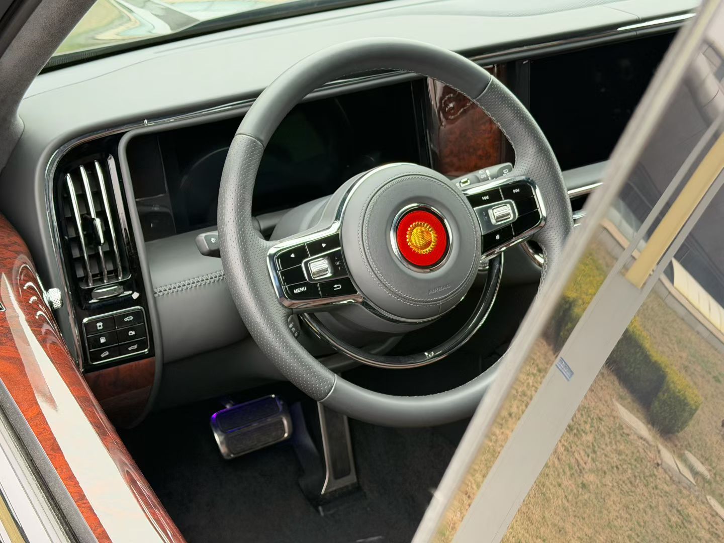 同事说搞来个孤品我说赶紧发来看看我尼玛这 100 多万的红旗... 