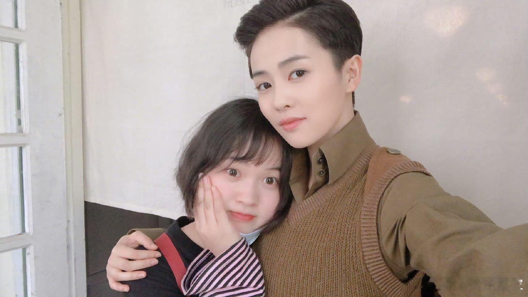 谁懂啊！粉丝现场撒娇索吻，白鹿直接“铁面无私”拒绝，原因竟是“要对十周年闺蜜负责