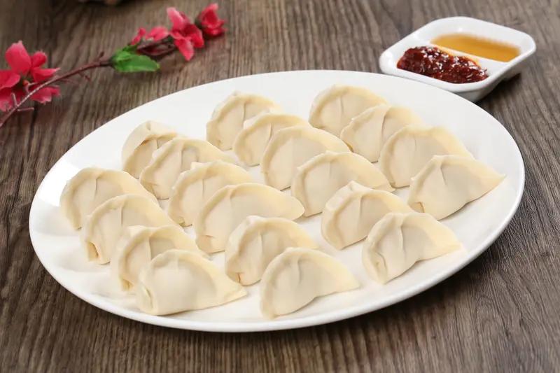 立冬吃水饺是个老传统啦，为啥呢？有一种说法是饺子形似耳朵，立冬吃了，冬天耳朵就不