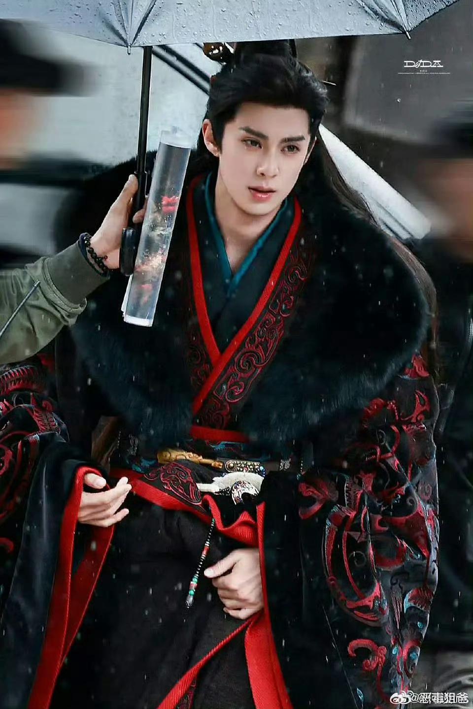 看到盛世美颜，脾气如奶油般化开。

谢景行