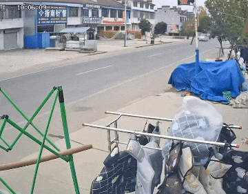 它居然还知道礼让车辆