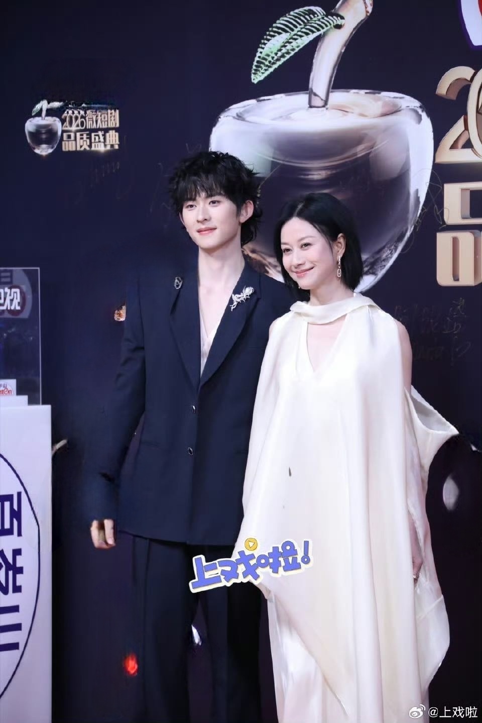 倪虹洁走完红毯天塌了 今日微短剧品质盛典红毯直播 “名场面”+1！签名时一个不小