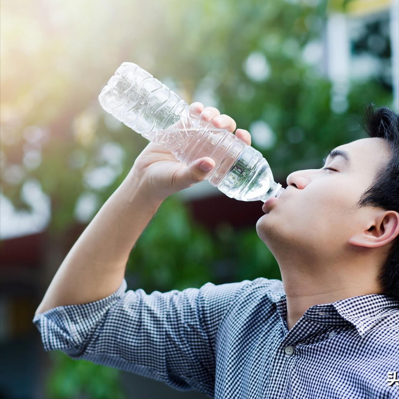 吉林四平，男子在外卖平台点了一箱12瓶的水，到手他咕咚咕咚连喝5瓶，却感觉越喝越