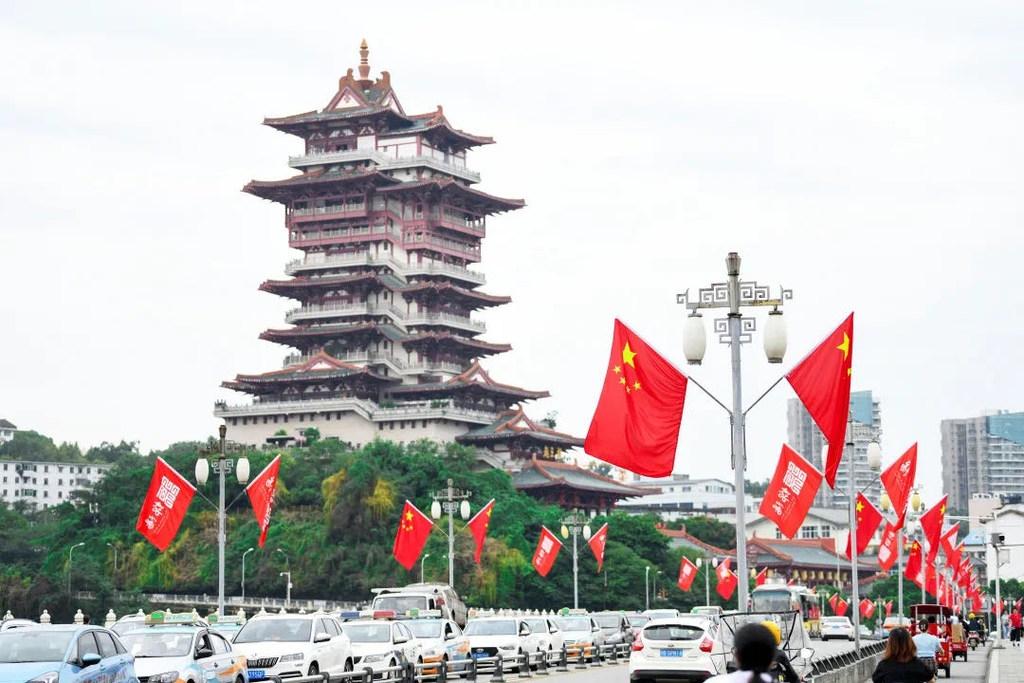 金秋十月，花团锦簇，大街小巷，涪江两岸，万面国旗迎风飘扬，千年古城家国同庆。
