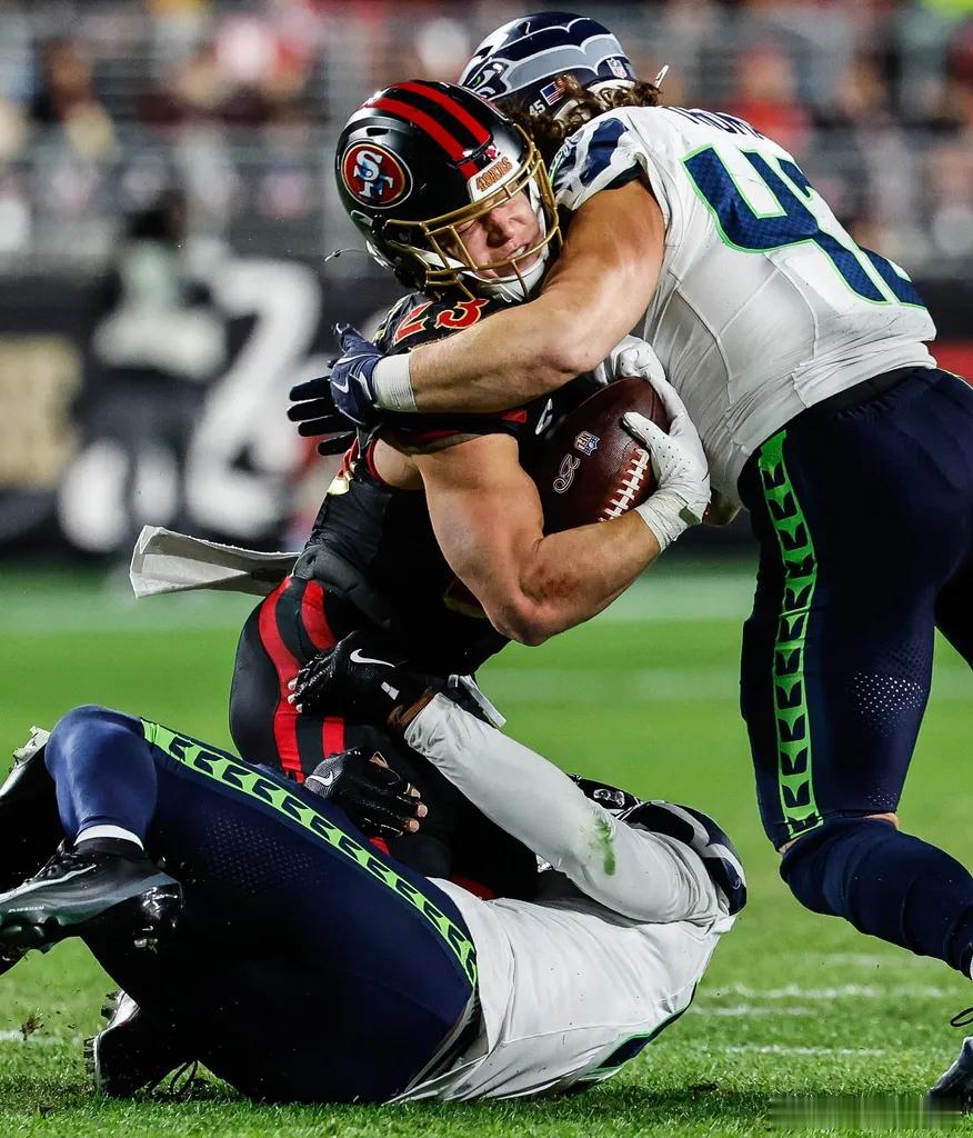 第18周海鹰13：3 缺少银背的进攻线既不能给麦咖啡开路，也无法保护普尔迪。球队