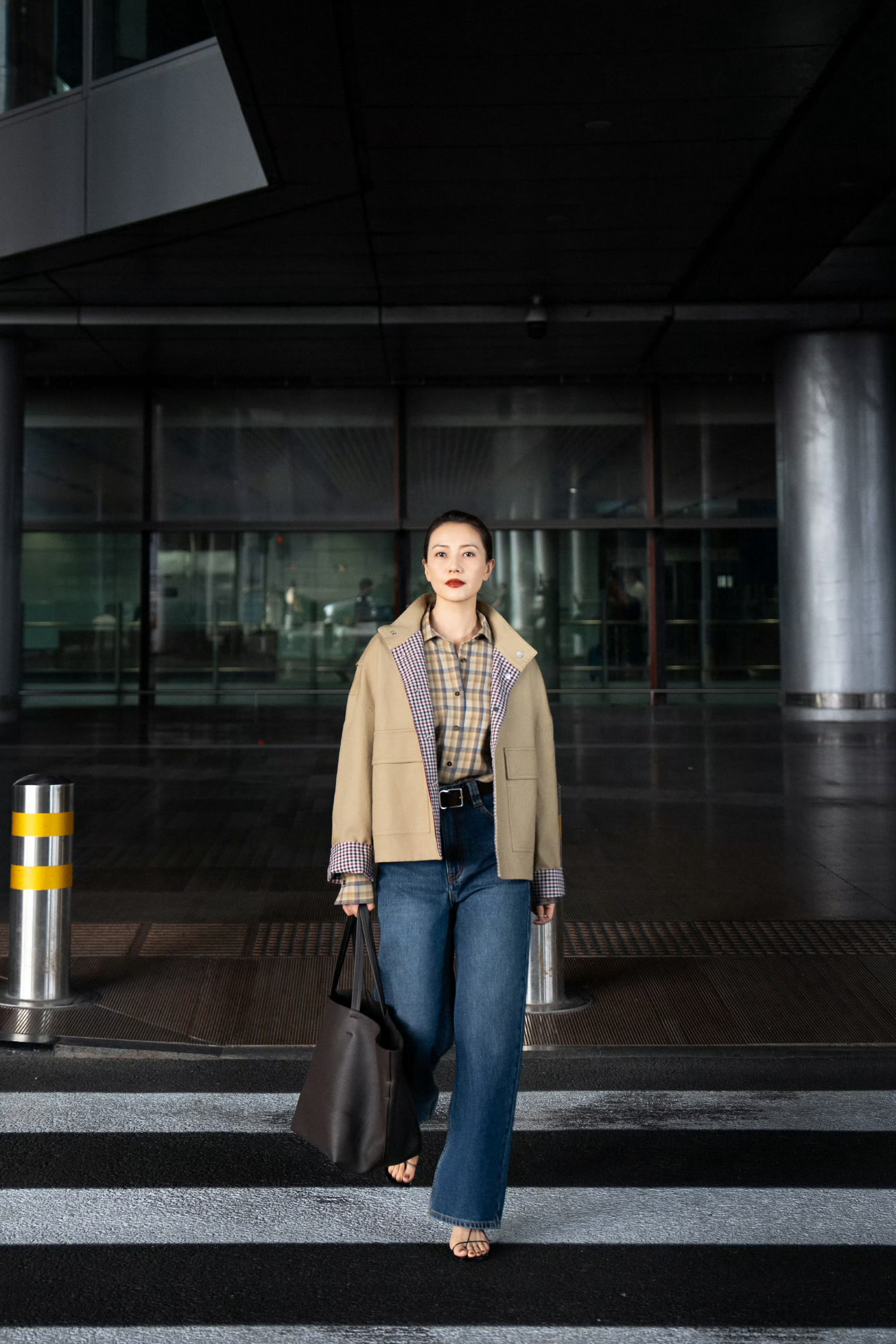 高圆圆机场早秋穿搭这衣服穿的。。。怎么把高圆圆变矮了 ​​​