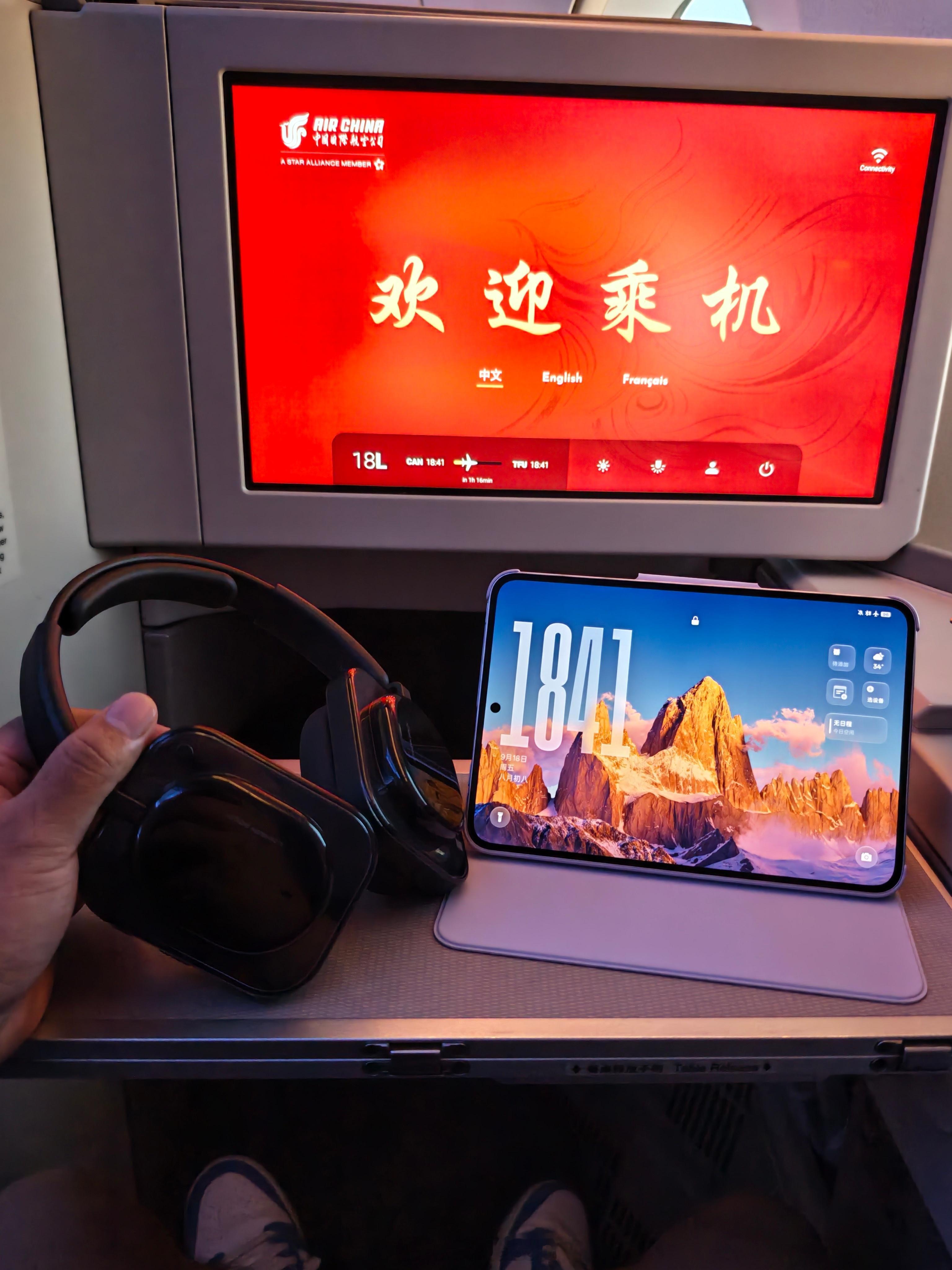 Nothing Headphone(a) 的降噪和音质表现都挺好的，最重要的是，