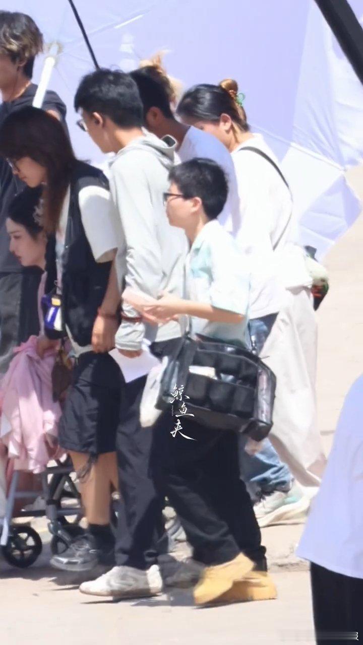 王楚然王楚然坐轮椅拍戏王楚然拍戏转场坐轮椅 王楚然受伤还挺严重吧，坐轮椅拍戏，转