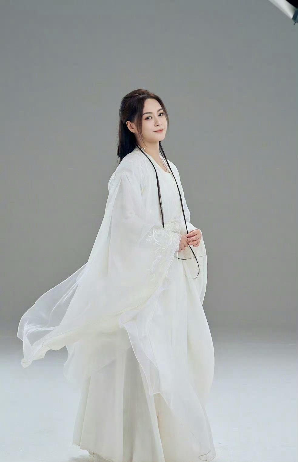 阿娇被爆知三当三，结果男方有正牌女友，阿娇还去了人家家里。 