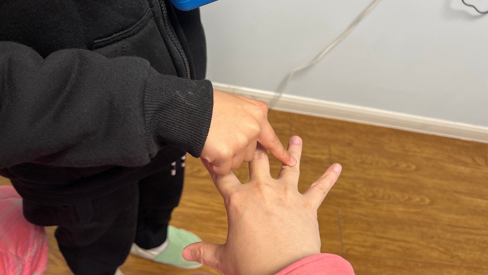 周末影院。贝恩说：“妈妈我有5个电影想看，不知道选哪个。”我伸出一只手：“每个手