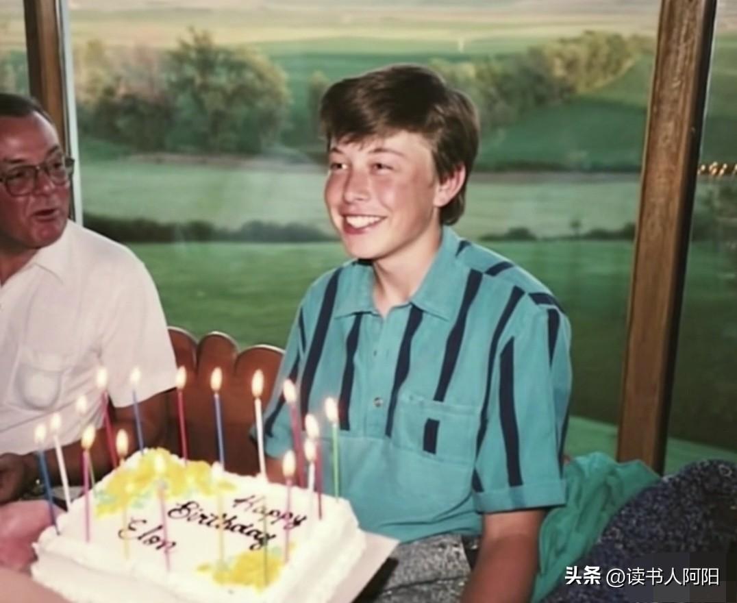 马斯克过55岁生日了，这是他18岁过生日时候的照片，看的出来世界首富是在相对富裕