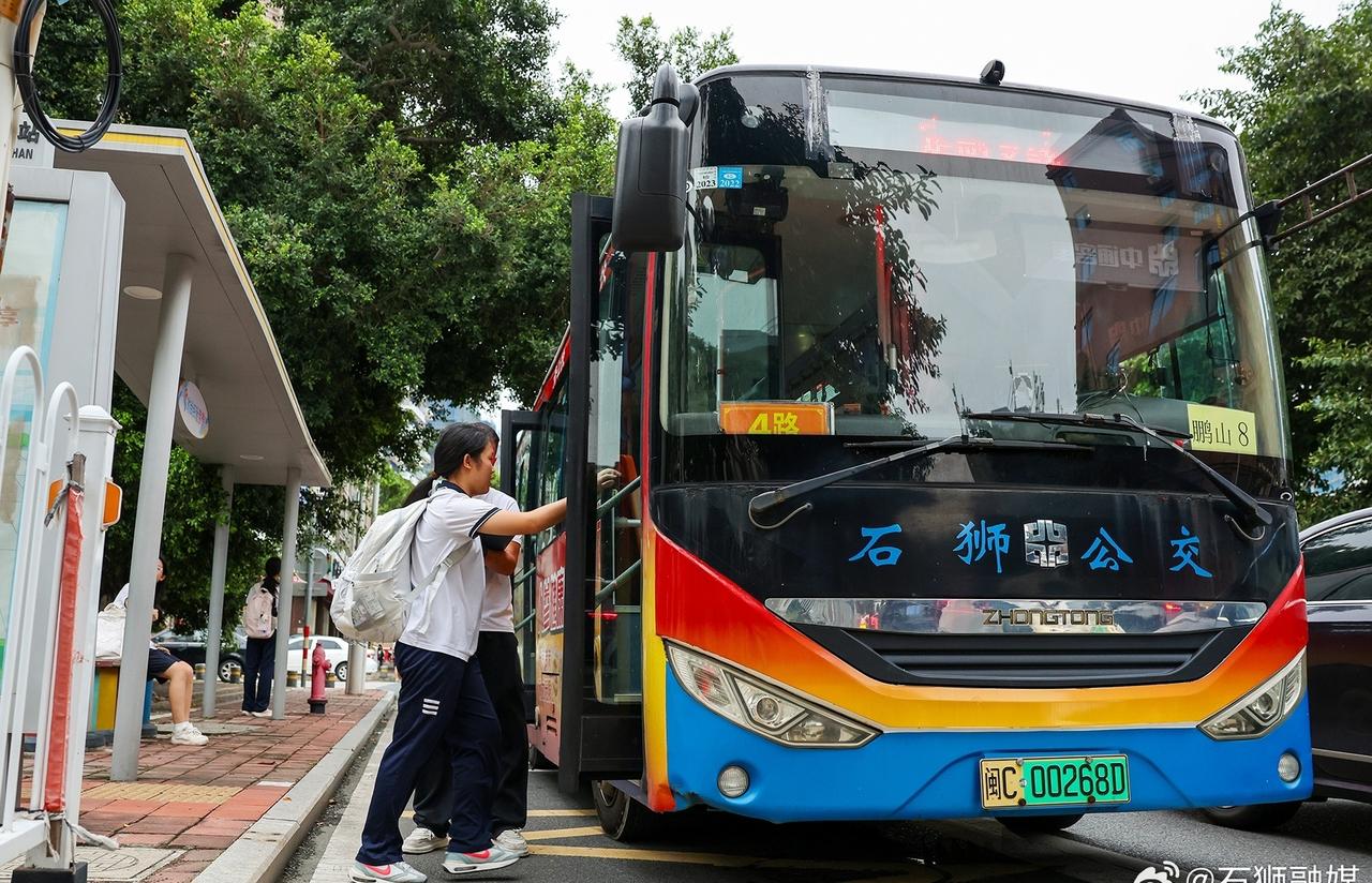 【石狮公交开通30余条“通学定制专线”】 “有专线公交可搭乘，给我们提供了很大的