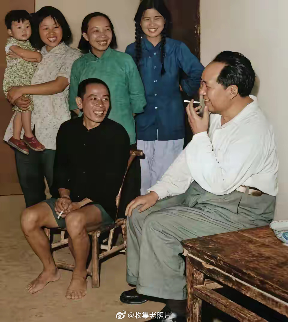 1959年，湘潭。伟人回到阔别32年的故乡韶山，他与昔日的邻居，进行了亲密交谈。