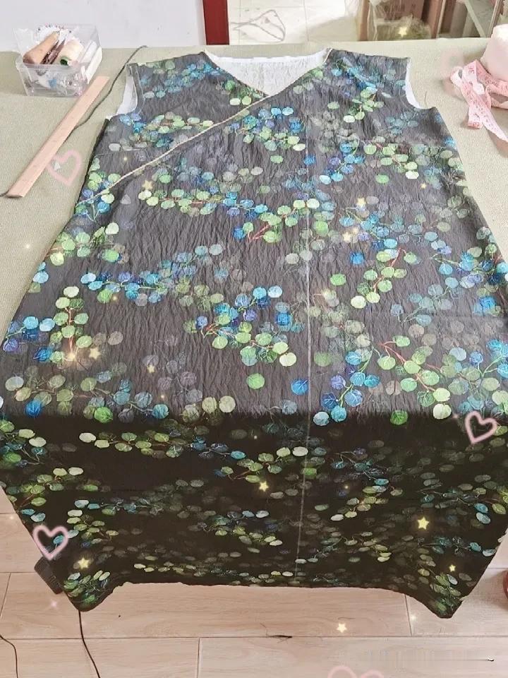 30元买了2米天丝苎麻的面料，给我姑娘做一件茶服，今天做了一下午，把前后片合生了