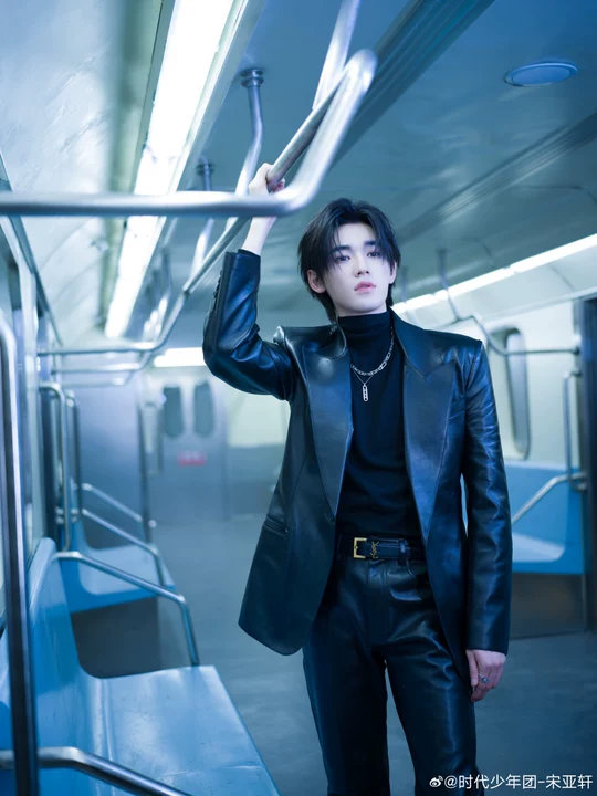 21岁的小宋祝大家元宵节快乐宋亚轩元宵节allblack营业21岁的小宋祝大家元